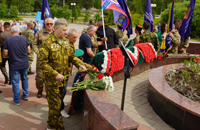 И. В. Винников возложил цветы к памятнику Верным сынвм Отечества