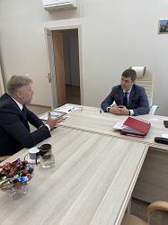 Игорь Винников с главным врачом Пыть-Яхской ОКБ