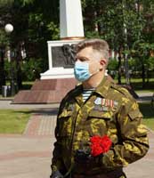 Депутат Думы Югры возложил цветы к памятнику «Верным сынам Отечества»