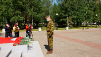 Депутат Думы Югры возложил цветы к памятнику «Верным сынам Отечества»