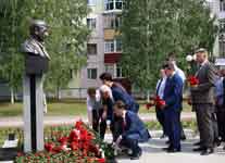 Возложение цветов к памятнику Петухову 26 июня 2017